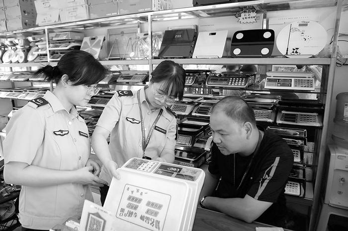 广西壮族自治区南宁市市场监管局联合广西计量院对全市电子计价秤销售门店进行突击检查