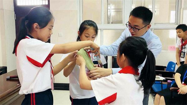 “科普报告荆楚行”走进十堰市人民小学