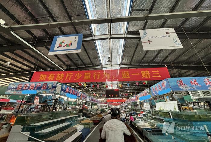 探访“鬼秤”事件后的连云港海鲜蔬菜直销市场：多处悬挂警示标语，部分商户关门歇业