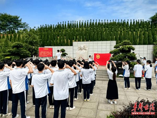 平江三中举行新团员入团仪式暨主题党日活动