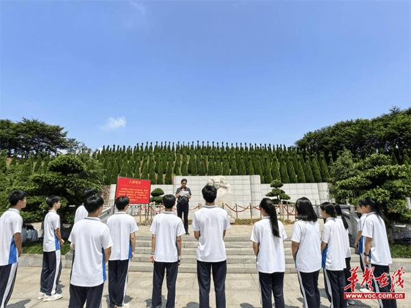 平江三中举行新团员入团仪式暨主题党日活动