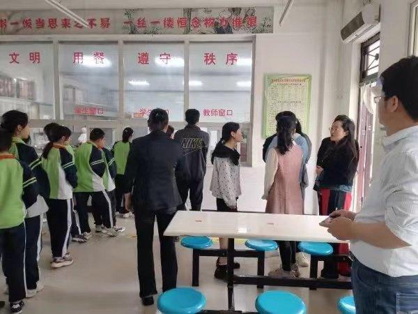 内乡县七里坪乡中心小学：开展营养午餐管理开放日活动