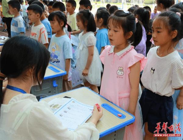 武陵区紫桥小学开展一年级“我会查字典”活动