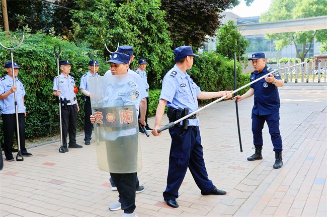 校园安全再升级——西安锦园学校举行反恐防暴演练