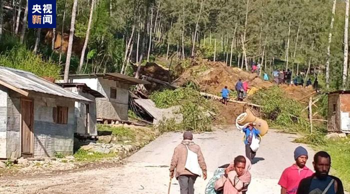 巴布亚新几内亚一村庄遭遇山体滑坡 约100人死亡