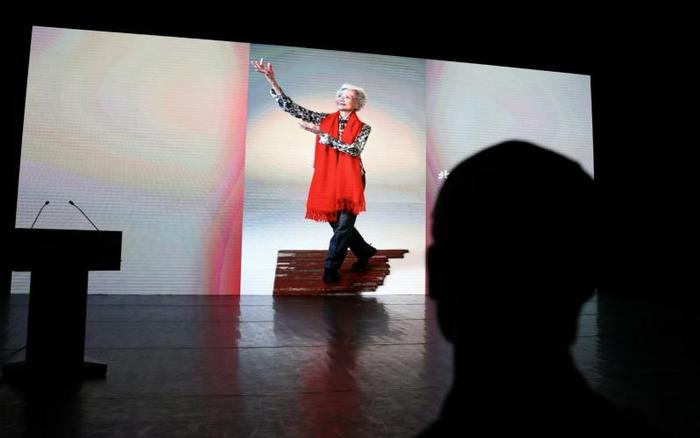 北京舞蹈学院推70部短视频迎70周岁，民大网红院长展示舞技
