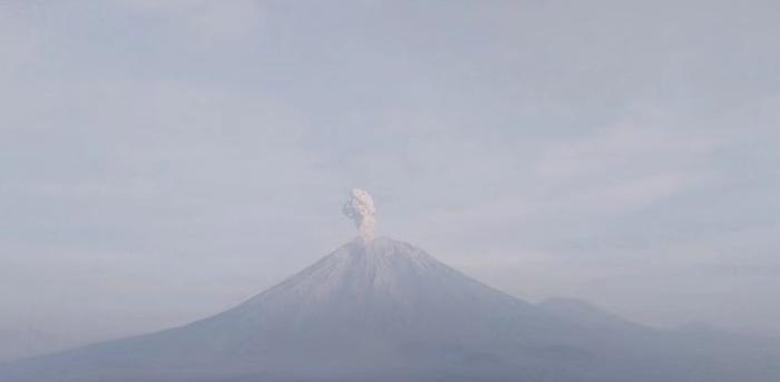 印尼塞梅鲁火山喷发 火山灰柱达900米