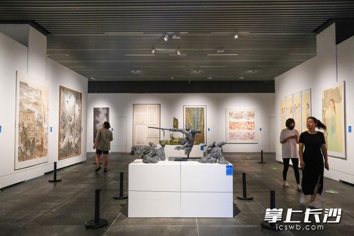 图视汇丨青春与艺术碰撞，高校毕业季美术作品展精彩纷呈