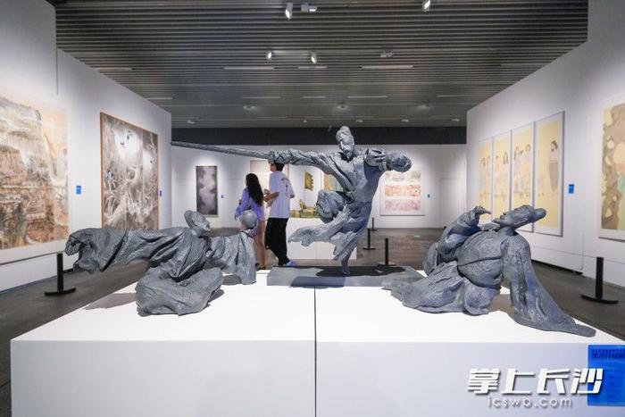 图视汇丨青春与艺术碰撞，高校毕业季美术作品展精彩纷呈