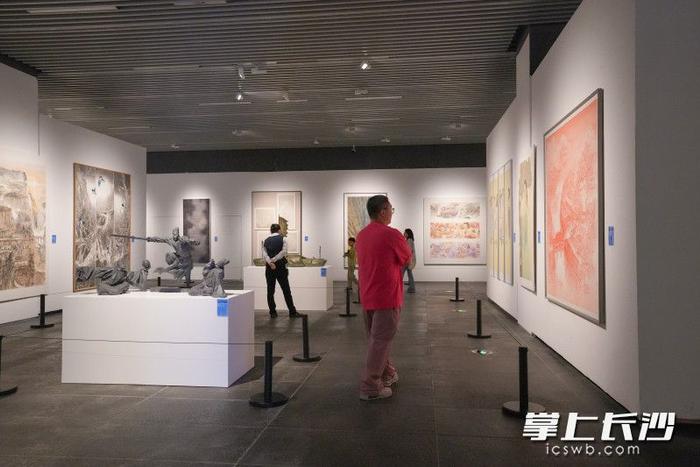 图视汇丨青春与艺术碰撞，高校毕业季美术作品展精彩纷呈