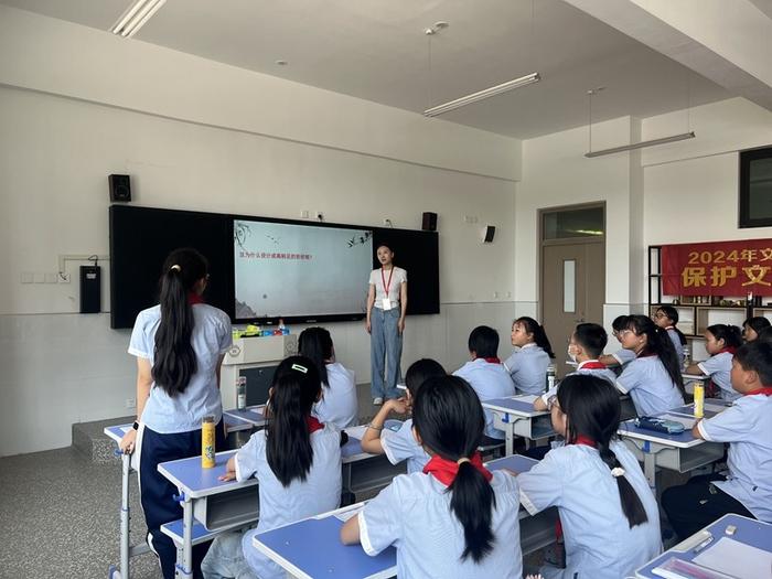 郑州商代都城遗址博物院讲解员走进管城区长青路小学