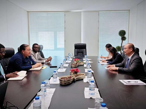 驻安哥拉大使张斌拜会安公共管理、就业和社会保障部部长特蕾莎