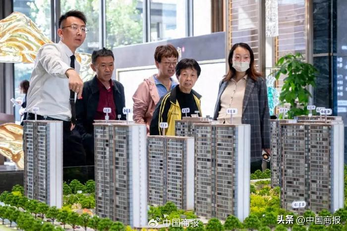 △图为某售楼部置业顾问为市民推荐商品住宅。(图片由CNSPHTO提供)