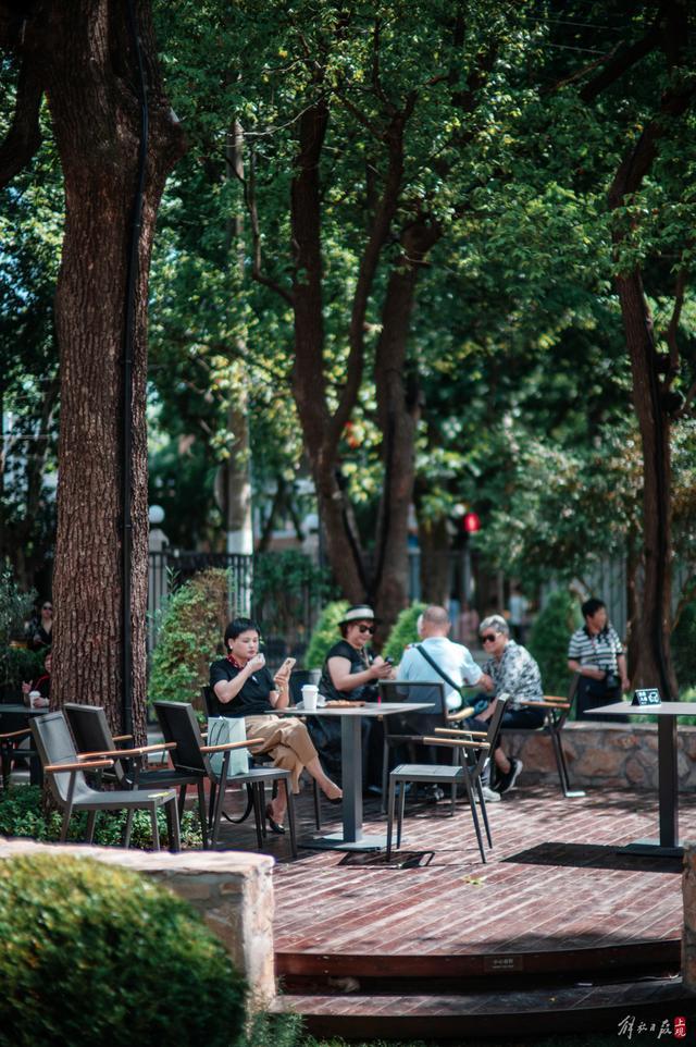 衡山路新添一景，赏花，用餐，咖啡，购物……法式小花园打开方式多