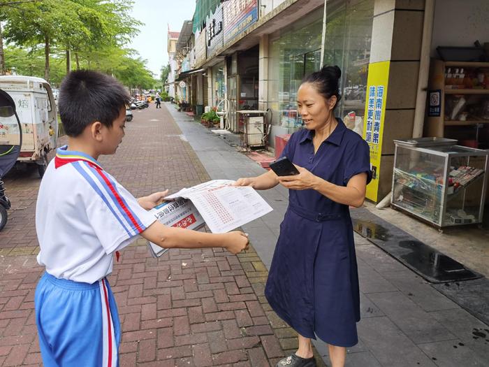 屯昌小学60名小学生参加亲子卖报活动 收获满满