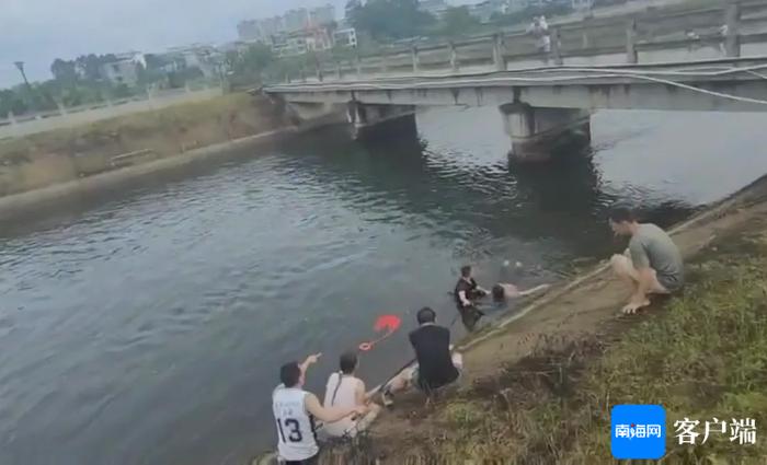 女子落水情况紧急 儋州公安铁骑队员果断下水成功挽救