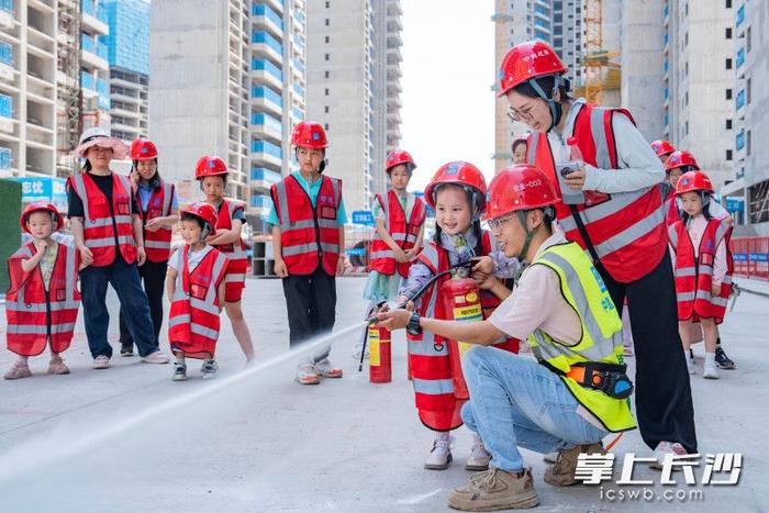 组图｜建设工地探秘，快乐过“六一”