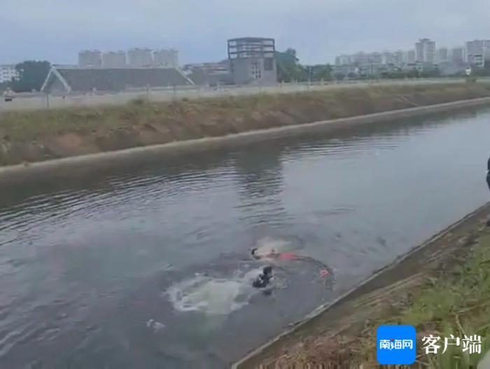 女子落水情况紧急 儋州公安铁骑队员果断下水成功挽救