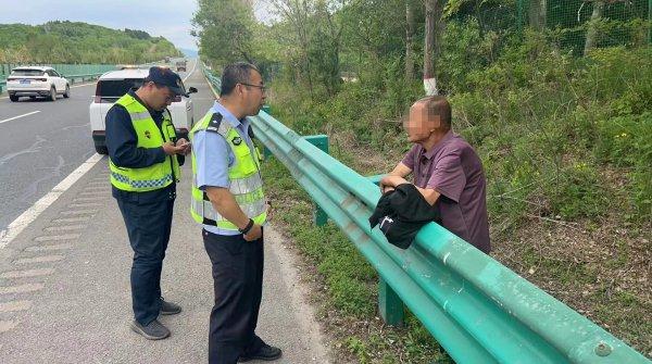 老人逛庙会走失 幸遇高速民警救助