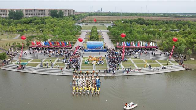 来自106个国家的留学生在奉贤比赛划龙舟，这所高校获得冠军→