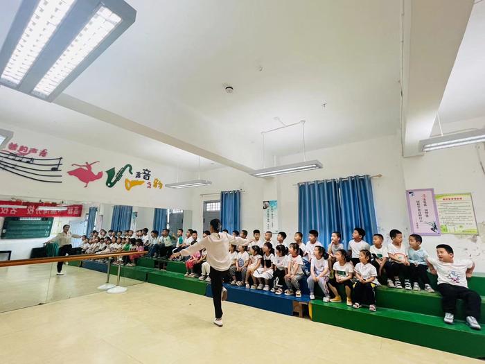 西安市灞桥区常家湾幼儿园大班开展参观小学活动