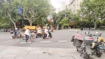 事发上海市中心！1月内2起交通事故，记者实测10分钟29人横穿马路…居民吐槽：只因它被取消