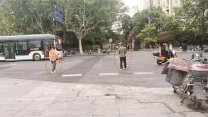 事发上海市中心！1月内2起交通事故，记者实测10分钟29人横穿马路…居民吐槽：只因它被取消