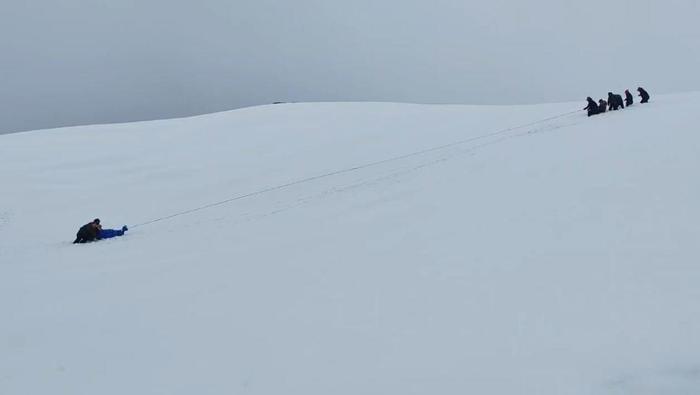 ▲雪地转运遇难者下山 视频截图