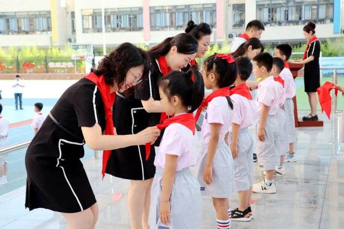 西安市雁塔区第五小学举行一年级首批新队员入队仪式