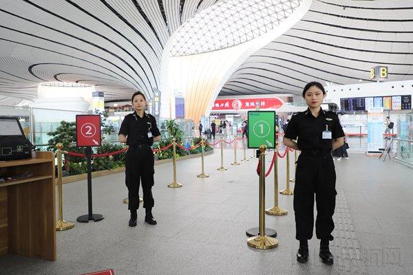 大兴机场试用“Y字形双通道” 有效缓解高峰时段旅客拥堵问题