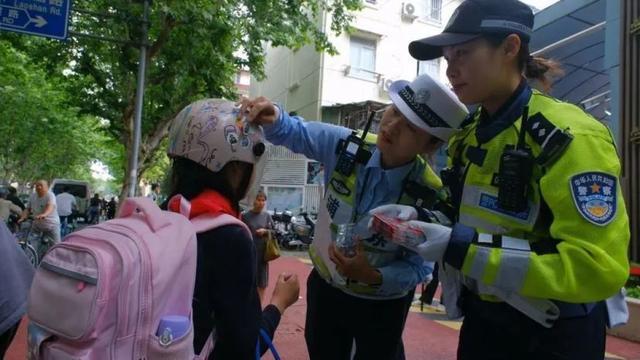 提升送学戴盔率，浦东交警出新招