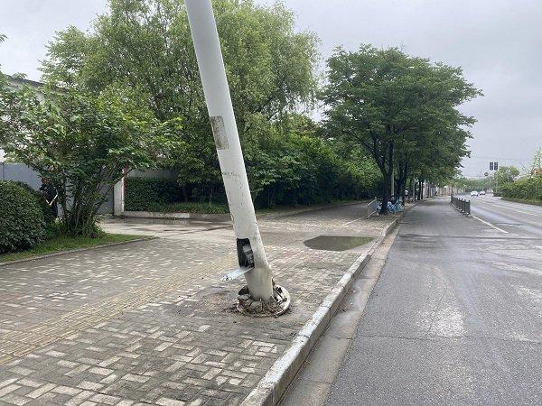 黎平路：被面包车撞歪的路灯杆已被拔除