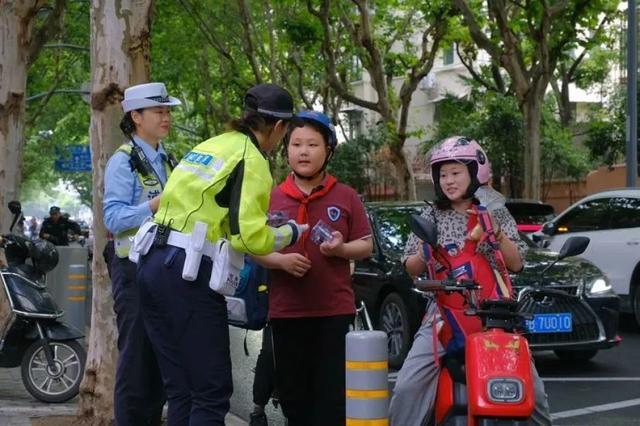 提升送学戴盔率，浦东交警出新招