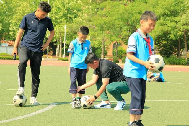 足球名宿助力潍坊校园足球！红狮主帅孙新波走进高密四所小学，普及足球知识带动校园足球发展