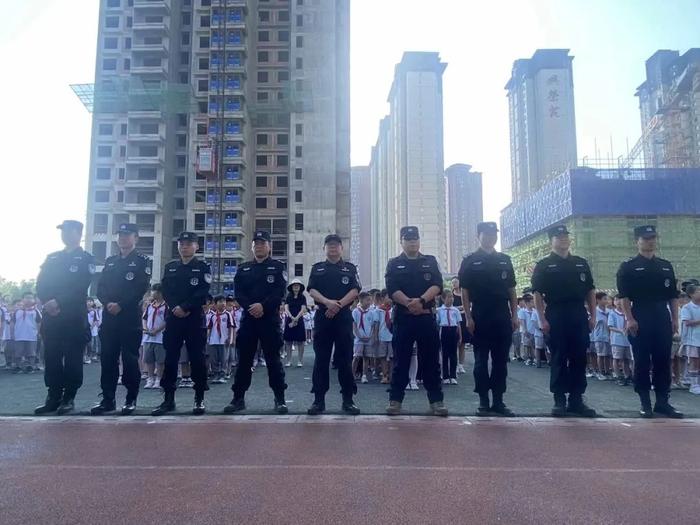 未央区大白杨小学举行特警进校园安全教育活动