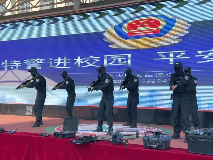 未央区大白杨小学举行特警进校园安全教育活动