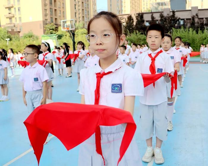 西安市雁塔区第五小学举行一年级首批新队员入队仪式