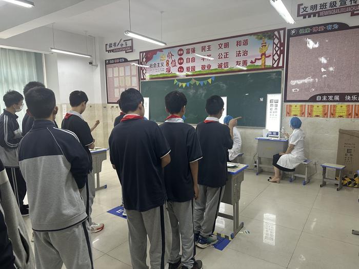 郑州市第二初级中学南校区开展视力检测活动