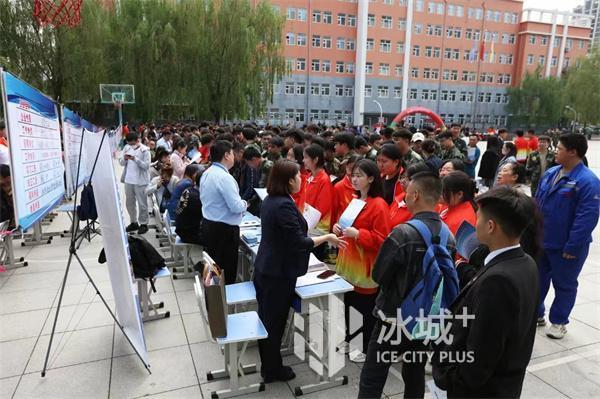 哈尔滨轻工业学校召开学生实习就业供需双选会