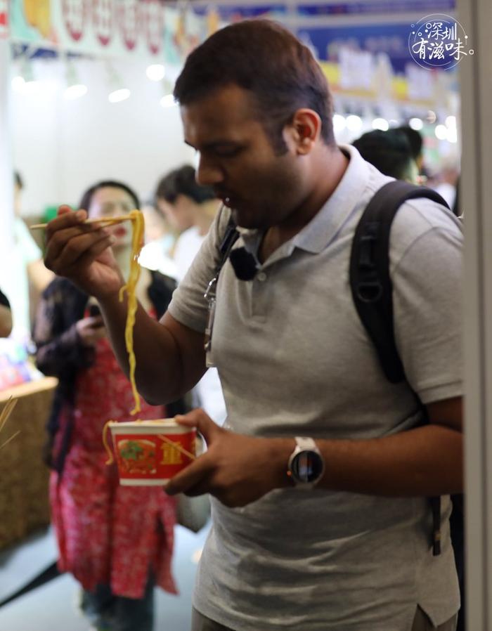 深圳有滋味|麻辣烫和臭豆腐？！且看东非小伙与中华美食的奇幻邂逅