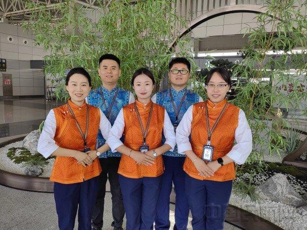 包头机场为窗口服务人员更换蒙古族特色服装