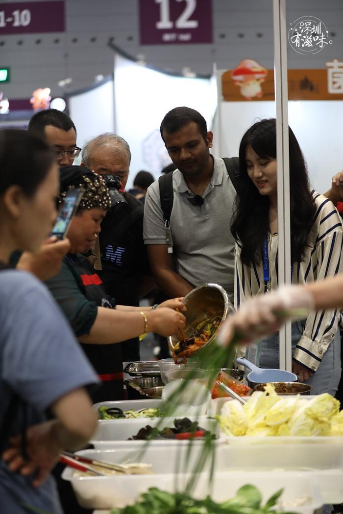 深圳有滋味|麻辣烫和臭豆腐？！且看东非小伙与中华美食的奇幻邂逅