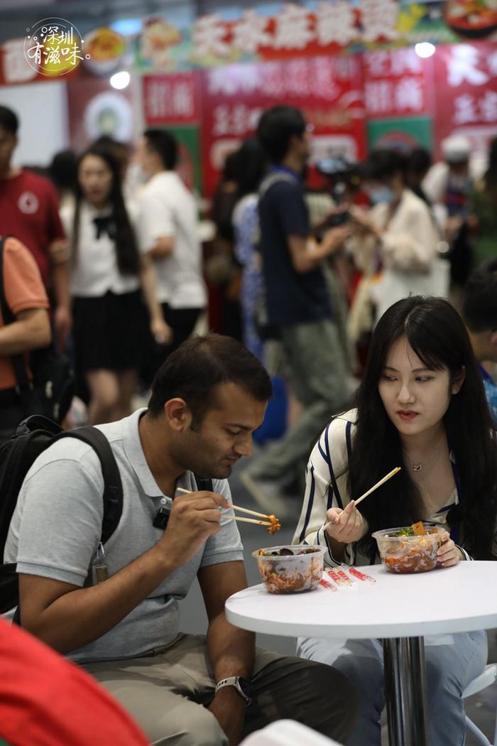 深圳有滋味|麻辣烫和臭豆腐？！且看东非小伙与中华美食的奇幻邂逅