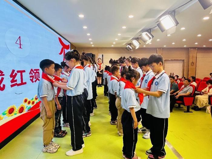 怀远县淝河镇实验小学举行新队员入队仪式