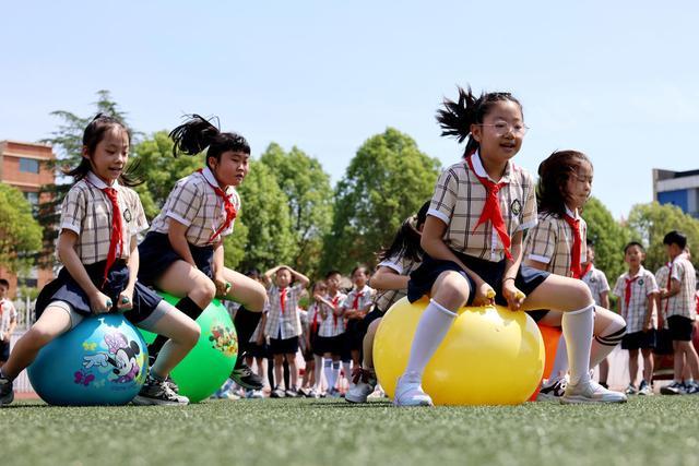 枣庄小学生快乐迎“六一”