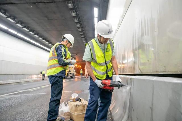 连夜行动！全市道路标志标牌“全面体检”