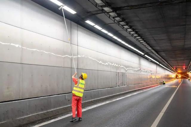 连夜行动！全市道路标志标牌“全面体检”