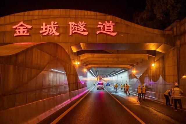 连夜行动！全市道路标志标牌“全面体检”