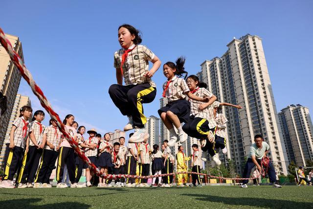 枣庄小学生快乐迎“六一”