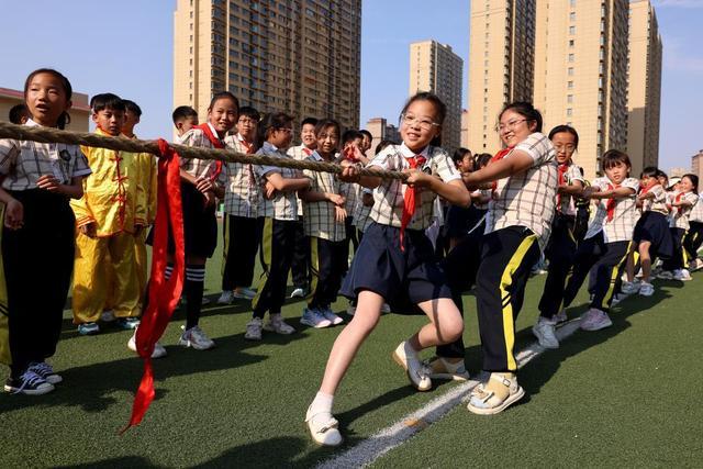 枣庄小学生快乐迎“六一”